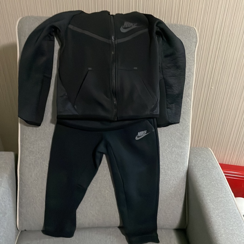 Nike tech set 3-4 years